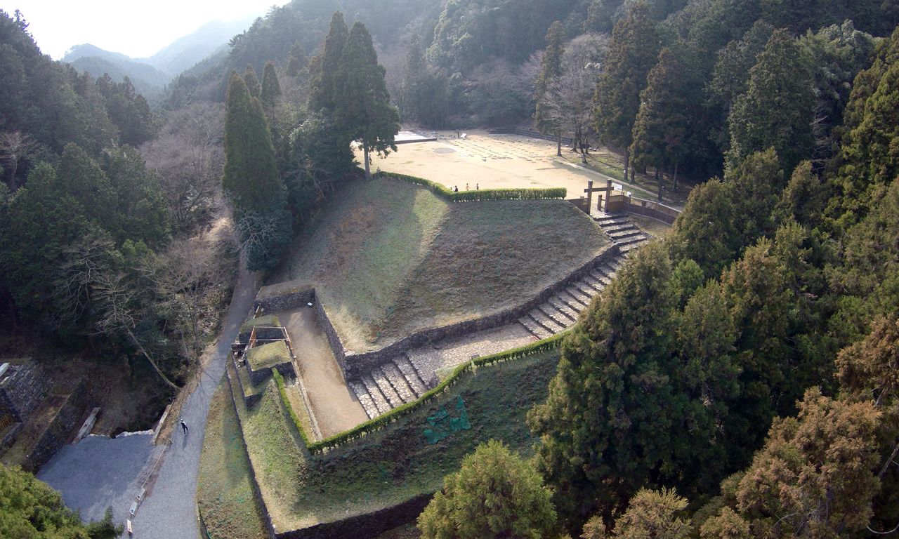 Le kuichigai-koguchi du château de Hachiôji, à Tokyo. Non seulement il se courbe jusqu’au Goshuden (centre, en haut) mais il est aussi en pente. (Pixta)