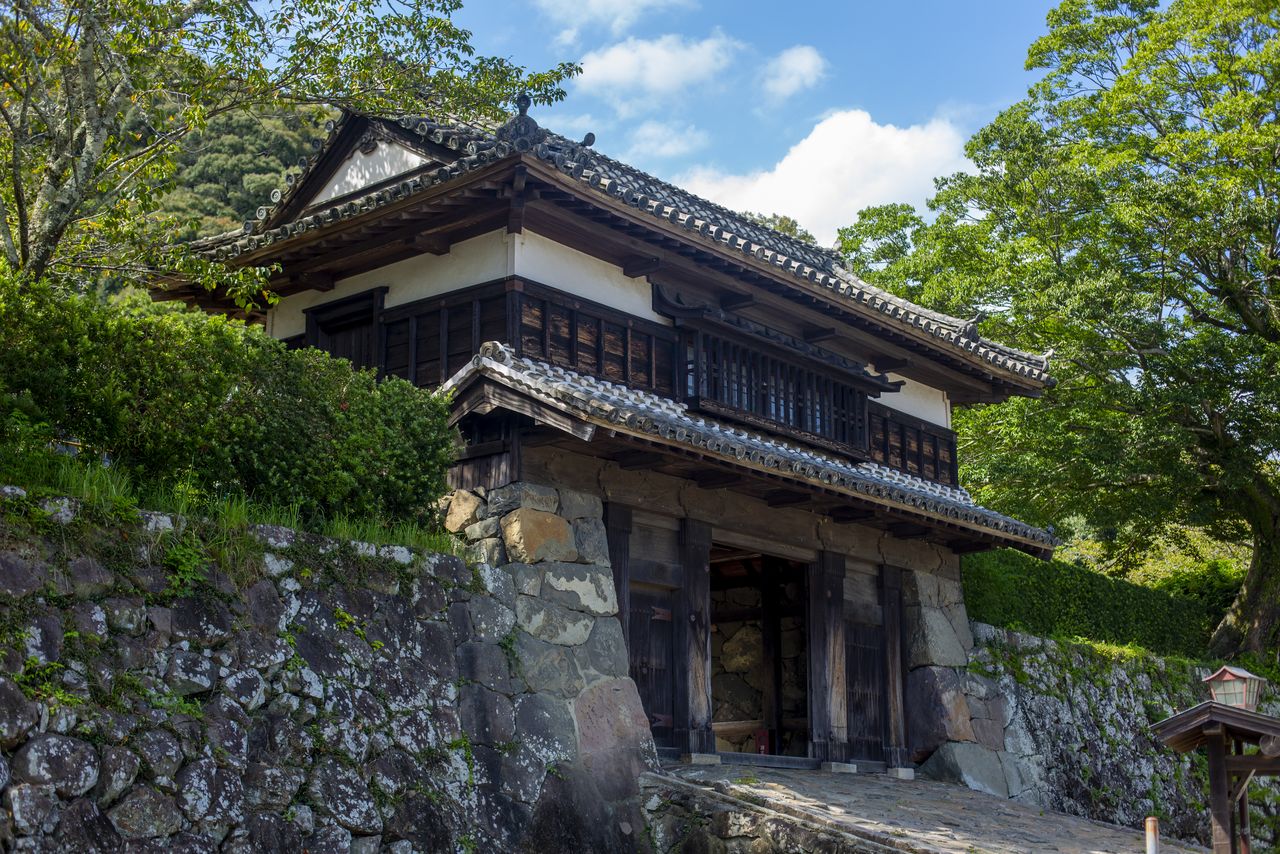 Le yagura-mon de la troisième enceinte (sannomaru) des ruines du château de Saiki, dans la préfecture d’Ôita. (Pixta)