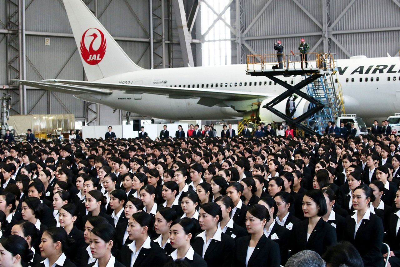 Cérémonie d’entrée à Japan Airlines. (Jiji Press)