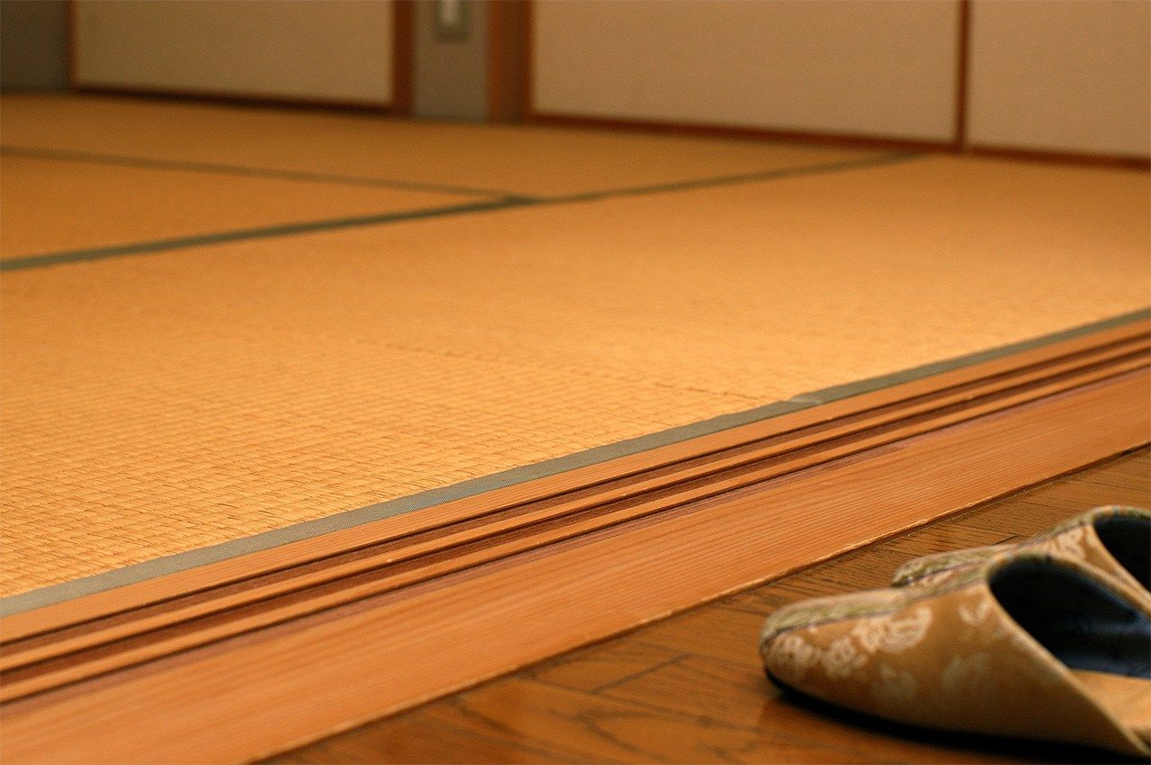 Au Japon, l’usage veut que l’on ôte ses chaussons d’intérieur avant d’entrer dans un espace équipé de tatamis. (Pixta)