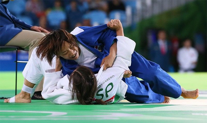 Hirose Junko maintient son adversaire au sol et obtient la médaille de bronze dans la catégorie féminine des 57 kilos aux Jeux paralympiques de Rio de 2016. (Jiji)