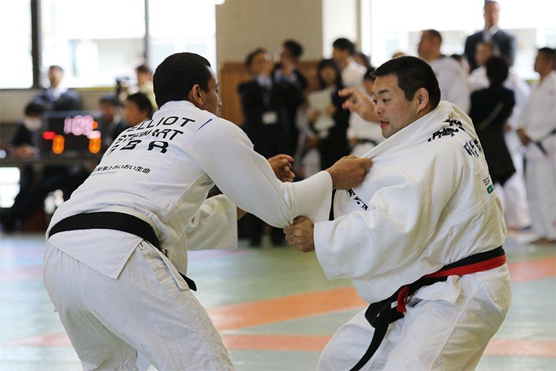 Hirose Haruka aux prises avec un adversaire en novembre 2017, au cours du championnat pan-japonais de judo pour les aveugles et les handicapés visuels