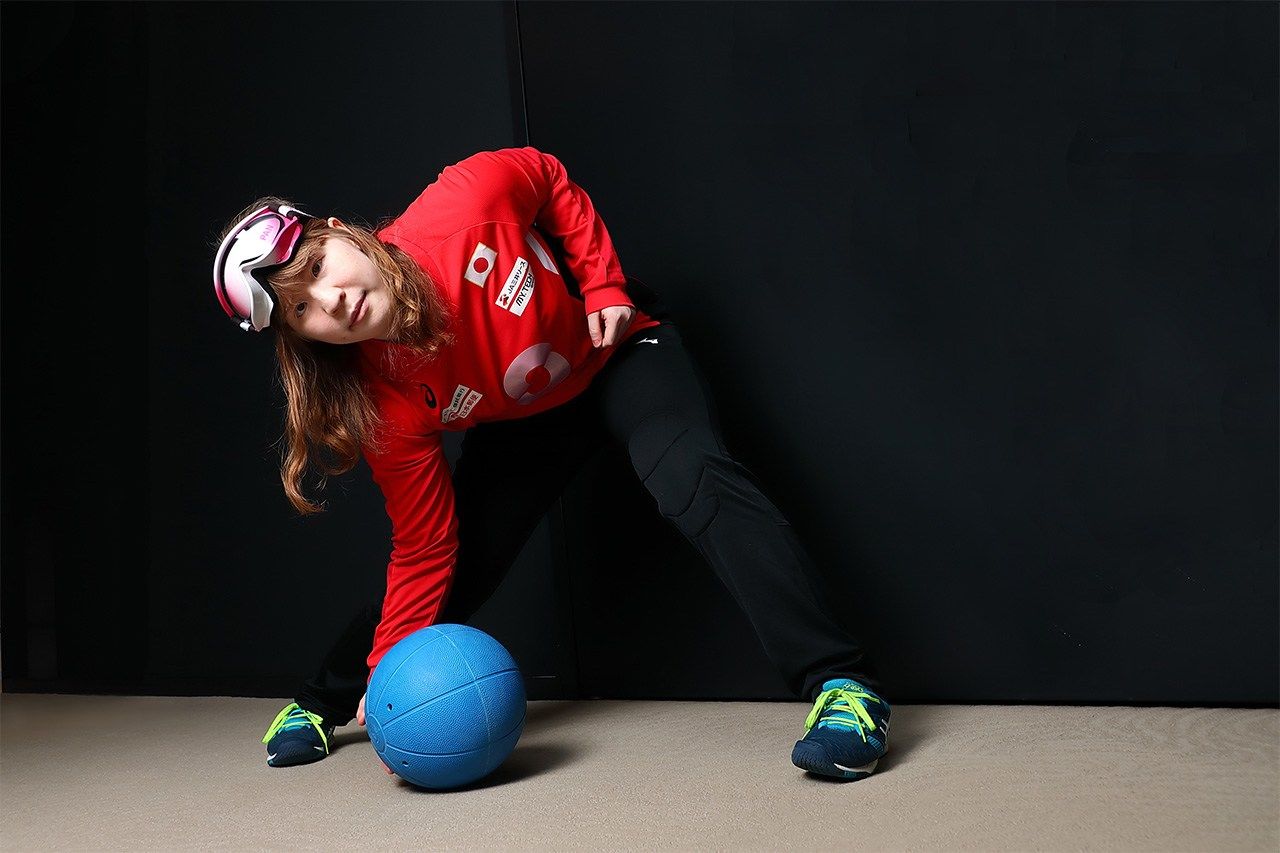 Kakehata Eiko avec la balle sonore -circonférence : 76 centimètres ; poids : 1,25 kilo - utilisée dans le goalball. Le principal objectif qu’elle s’est donné à l’approche des Jeux paralympiques de Tokyo 2020 est d’améliorer la précision de ses tirs.
