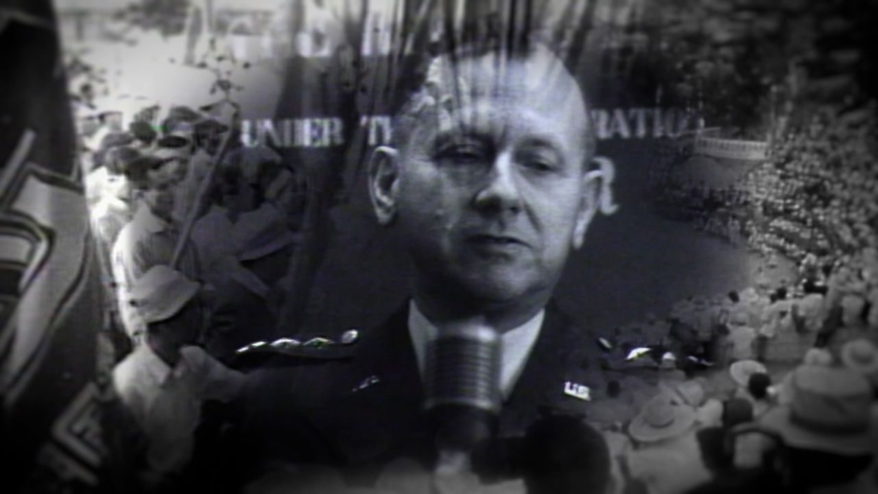 Paul W. Caraway (1905 -1985) fut le troisième haut-commissaire du gouvernement américain pour les îles Ryûkyû pendant environ trois ans et demi à partir de février 1961. Il était surnommé « Typhoon Caraway » pour son autoritarisme (© Okinawa Television).