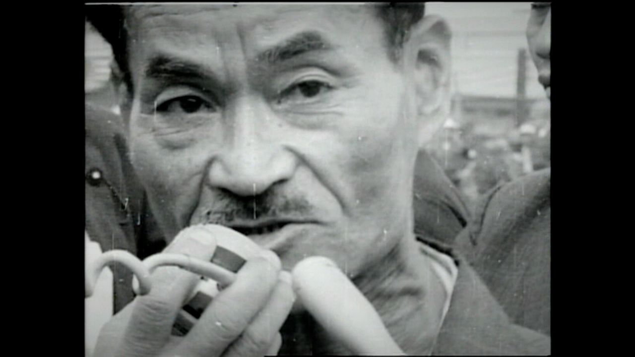 Senaga « la tortue » Kamejirô (1907-2001) était un journaliste, entré en politique après la guerre. Il a lutté contre l’oppression du gouvernement américain d’occupation. Maire de Naha, membre de l’assemblée législative et membre de la Chambre des représentants. Il fut un grand défenseur des habitants d’Okinawa (© Okinawa Television).