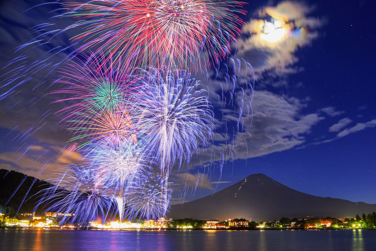 Ce cliché de 2016 des feux d'artifice d'été avec le mont Fuji en arrière-plan a été sélectionné dans le « Top 10 » de l'année par le Tokyo Camera Club.