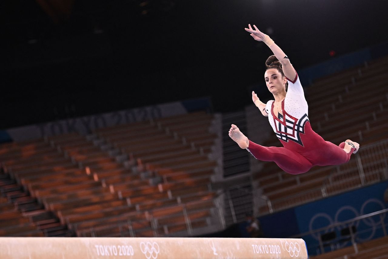 Pauline Schaefer-Betz, de l’équipe féminine de gymnastique d’Allemagne, effectue un saut à la poutre en “unitard” le 25 juillet 2021 au gymnase Ariake de Tokyo. (AFP/Jiji)