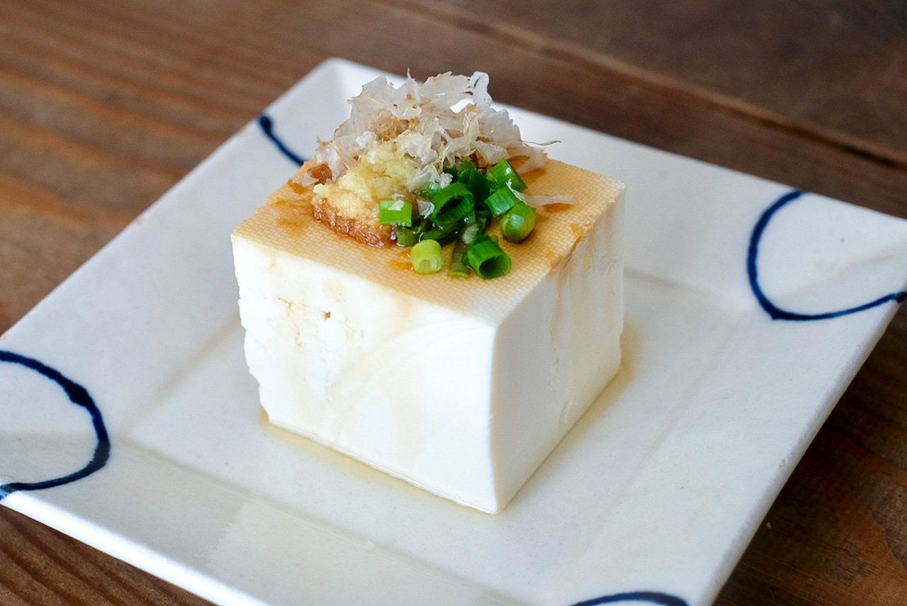 Un plat de « tofu froid » (hiyayakko), un grand classique de la cuisine japonaise, en été