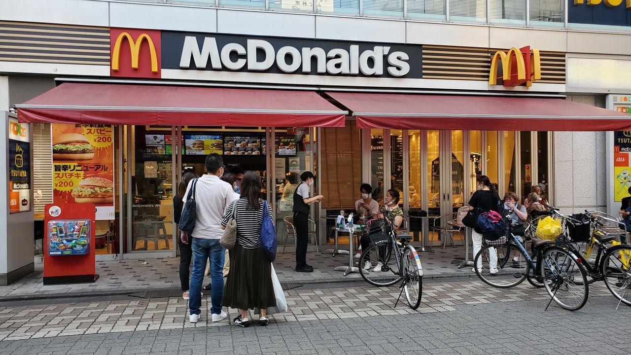 Un restaurant McDonald's de Tokyo devant lequel les clients font la queue (photo de l'auteur)
