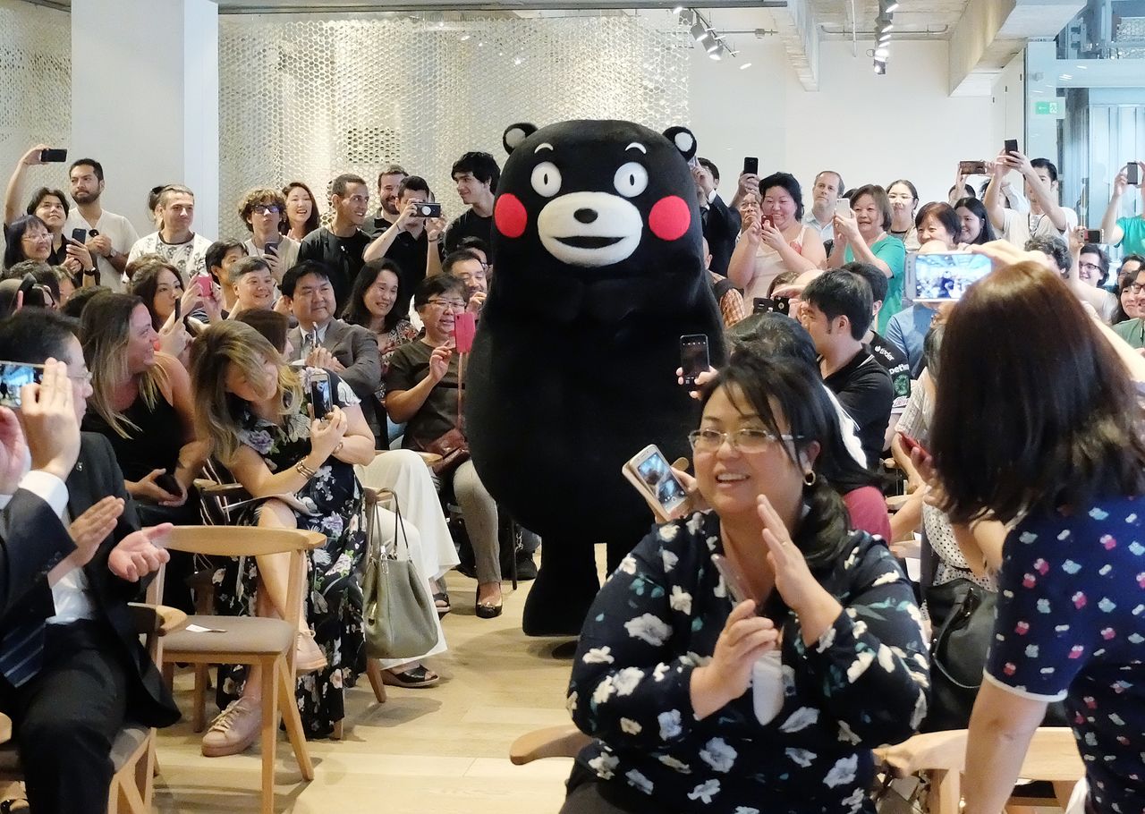 Kumamon fait ses débuts en Amérique du Sud lors d'un événement organisé à la Maison du Japon à Sao Paulo, le 4 novembre 2018 (Jiji Press).