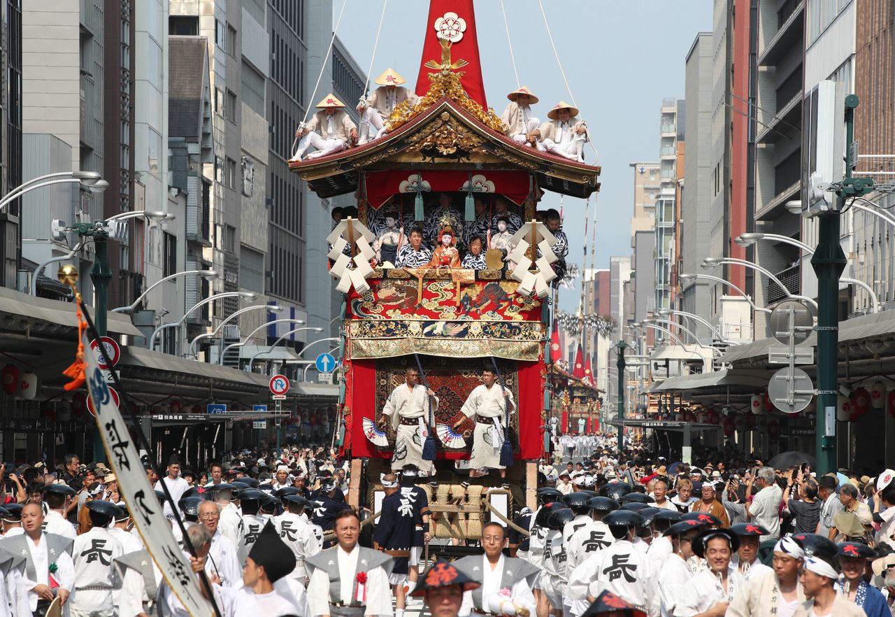 Un char est tiré dans une rue bondée pendant le festival de Gion de 2018. On pourrait dire que cet évènement est le festival le plus connu du Japon, et un vrai symbole de l’été à Kyoto. (Jiji)