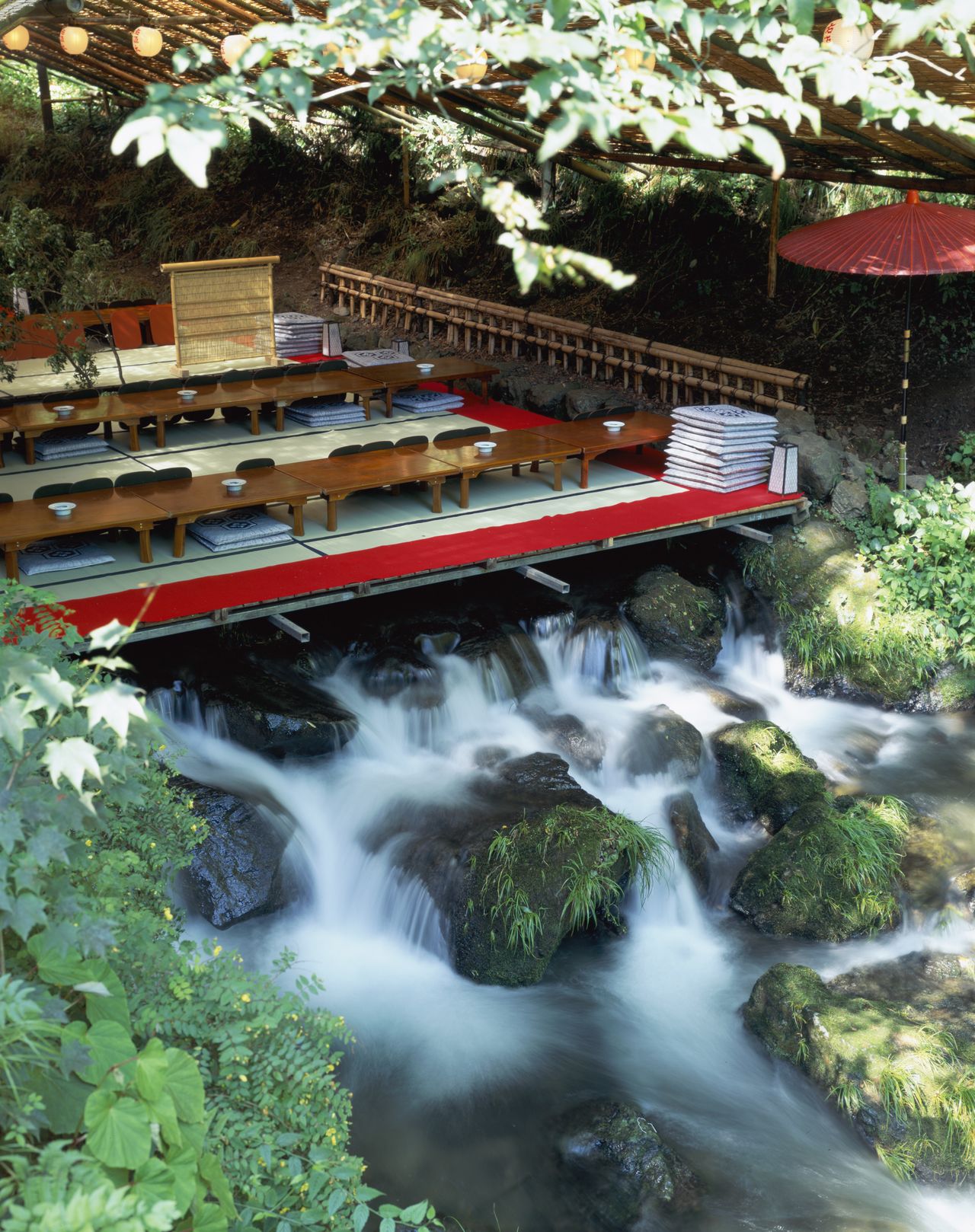 Une plateforme permet de profiter de la fraicheur des eaux courantes de la rivière Kibune tout en se restaurant. Photo faite en 2009. (Jiji)