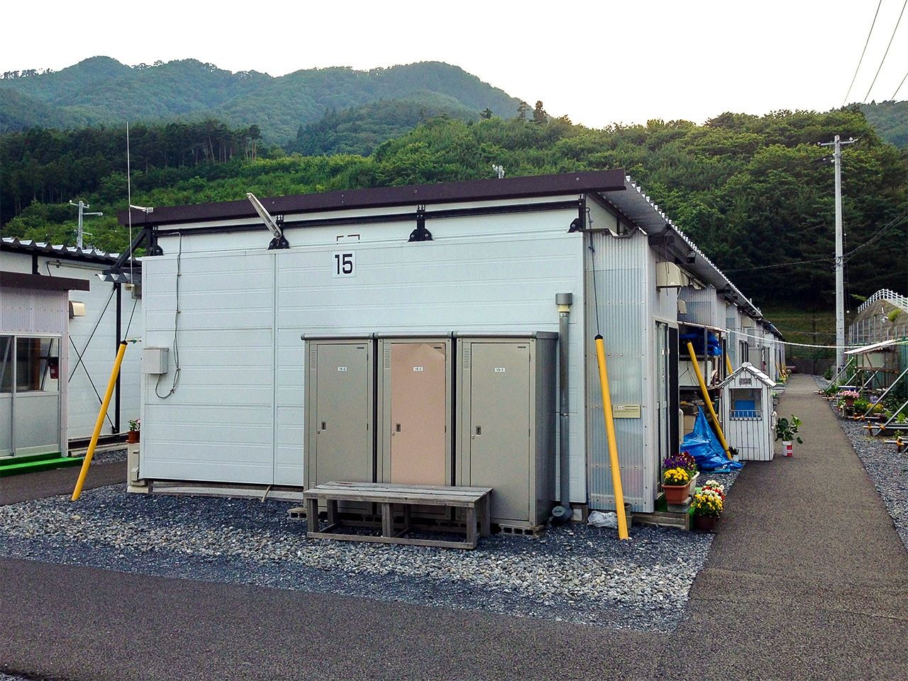 Un logement temporaire disposé dans une cour d'école à Ôfunato, préfecture d'Iwate (24 et 25 juin 2014).