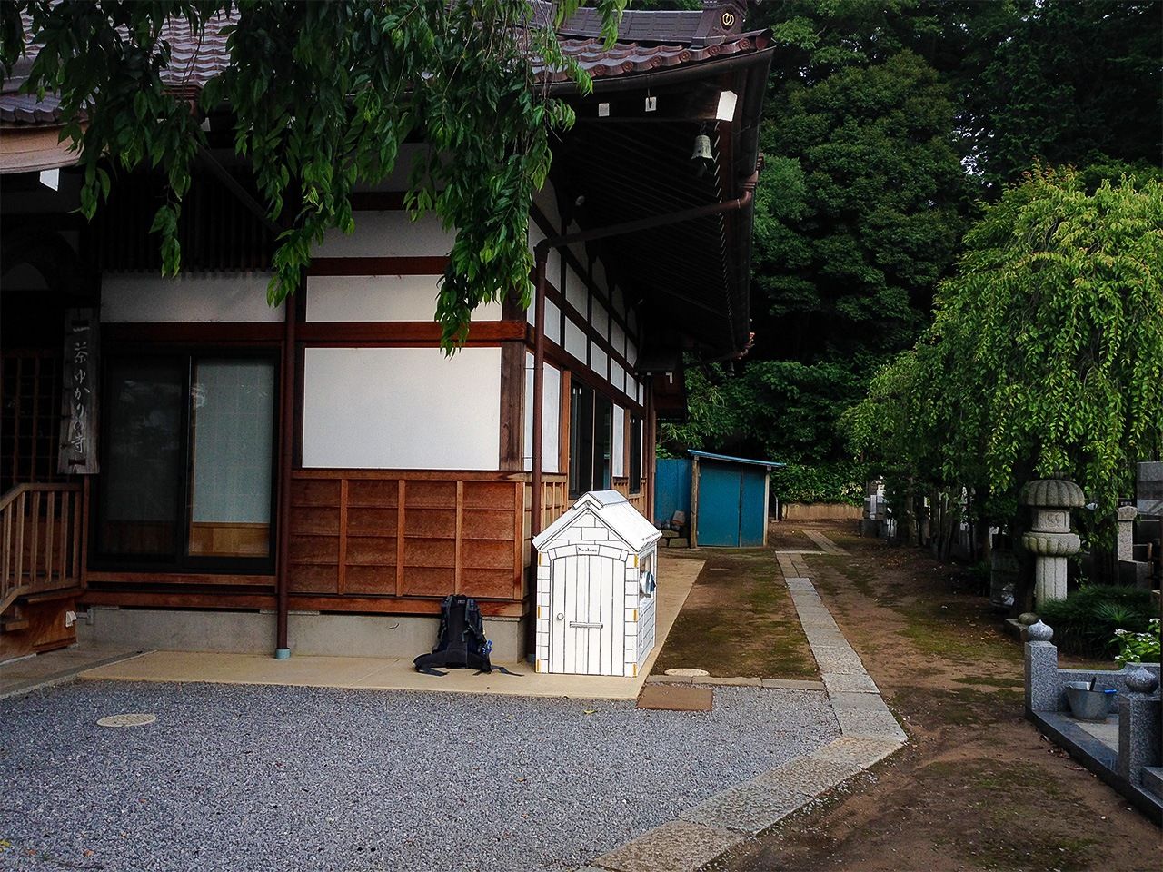 Sur le terrain d'un temple &agrave; Nagareyama, pr&eacute;fecture de Chiba (7 juin 2015).