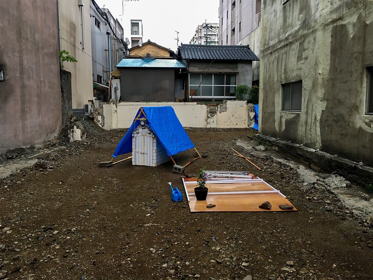 À Kumamoto, entouré de structures endommagées lors des séismes qui ont ravagé la ville en 2016 (11 au 27 août 2017).