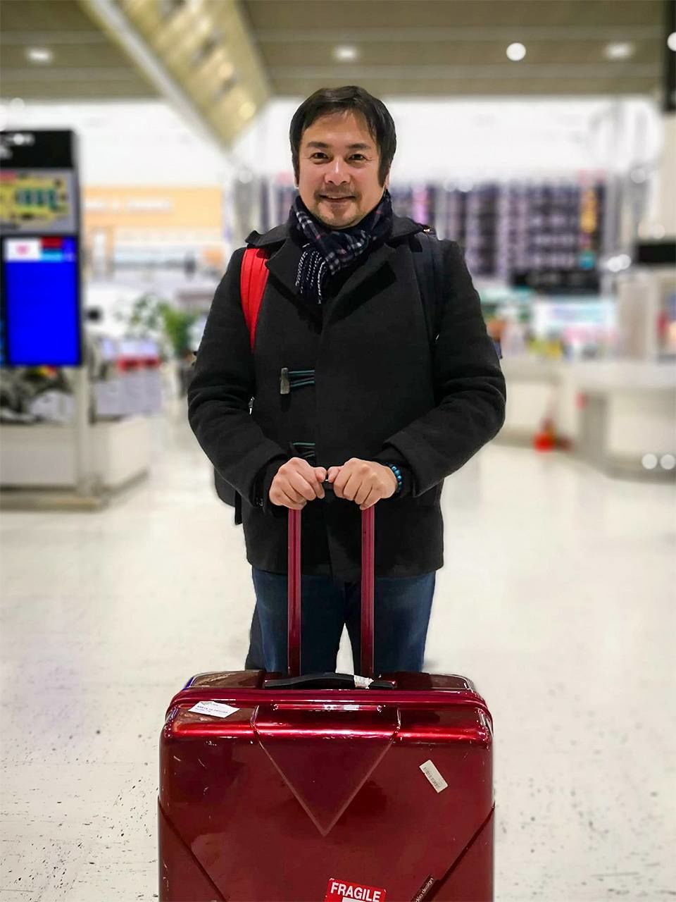 Komatsu Satoru juste avant son départ de l’aéroport de Narita pour la Serbie sur un vol de transit (avec la permission de Komatsu Satoru).