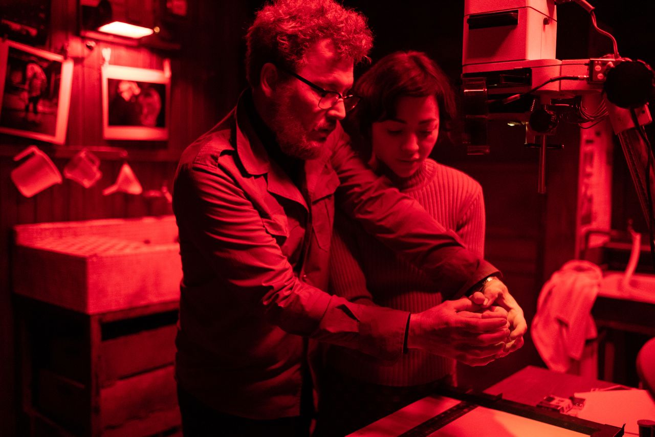 Eugène (Johnny Depp) et Aileen (Minami) dans la chambre noire ©2020 MINAMATA FILM, LLC ©Larry Horricks