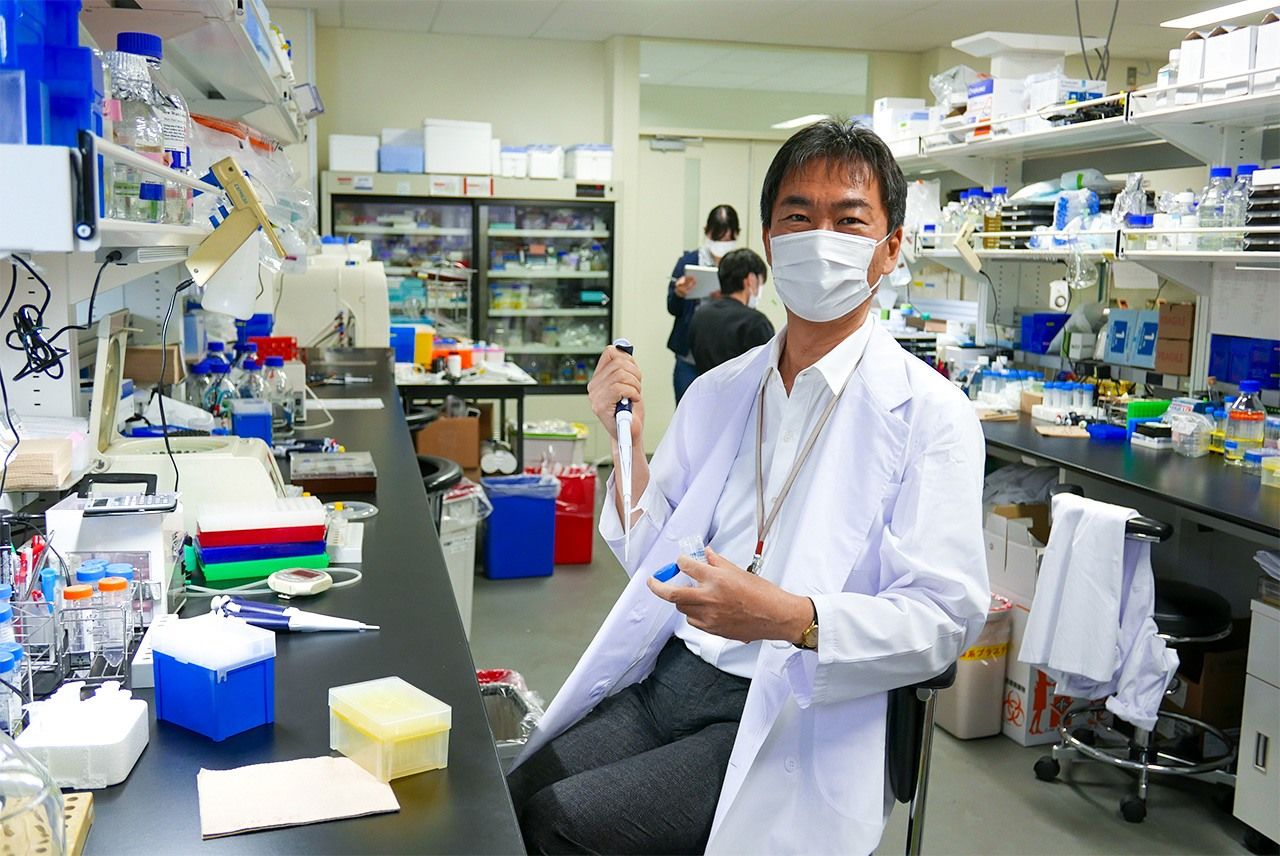 Le professeur Miyazaki dans son laboratoire de l'Université de Tokyo (photo de l'auteur)
