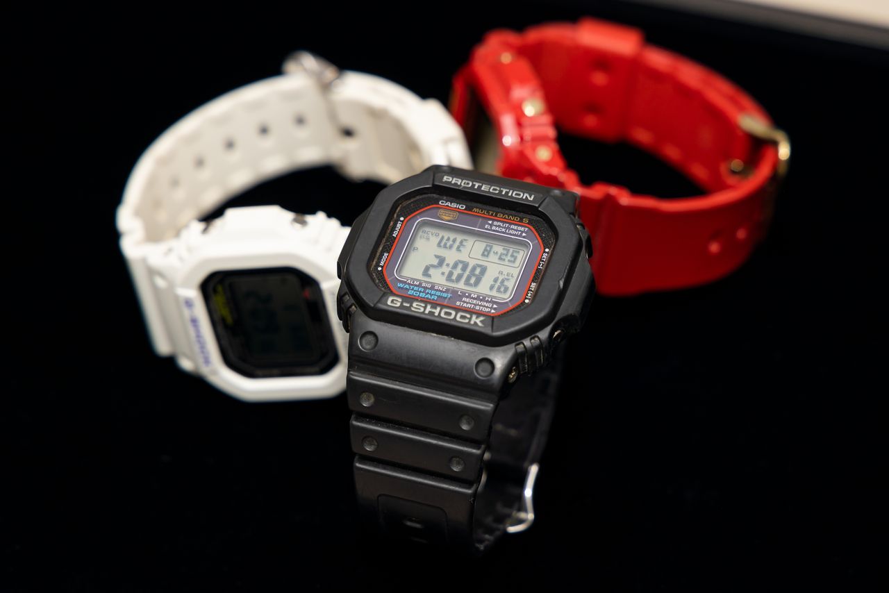 Les trois montres G-SHOCK préférées de M. Ibe sont des modèles anciens. Il porte la blanche pour l'été, la noire pour le printemps et l'automne, et la rouge pour l'hiver.