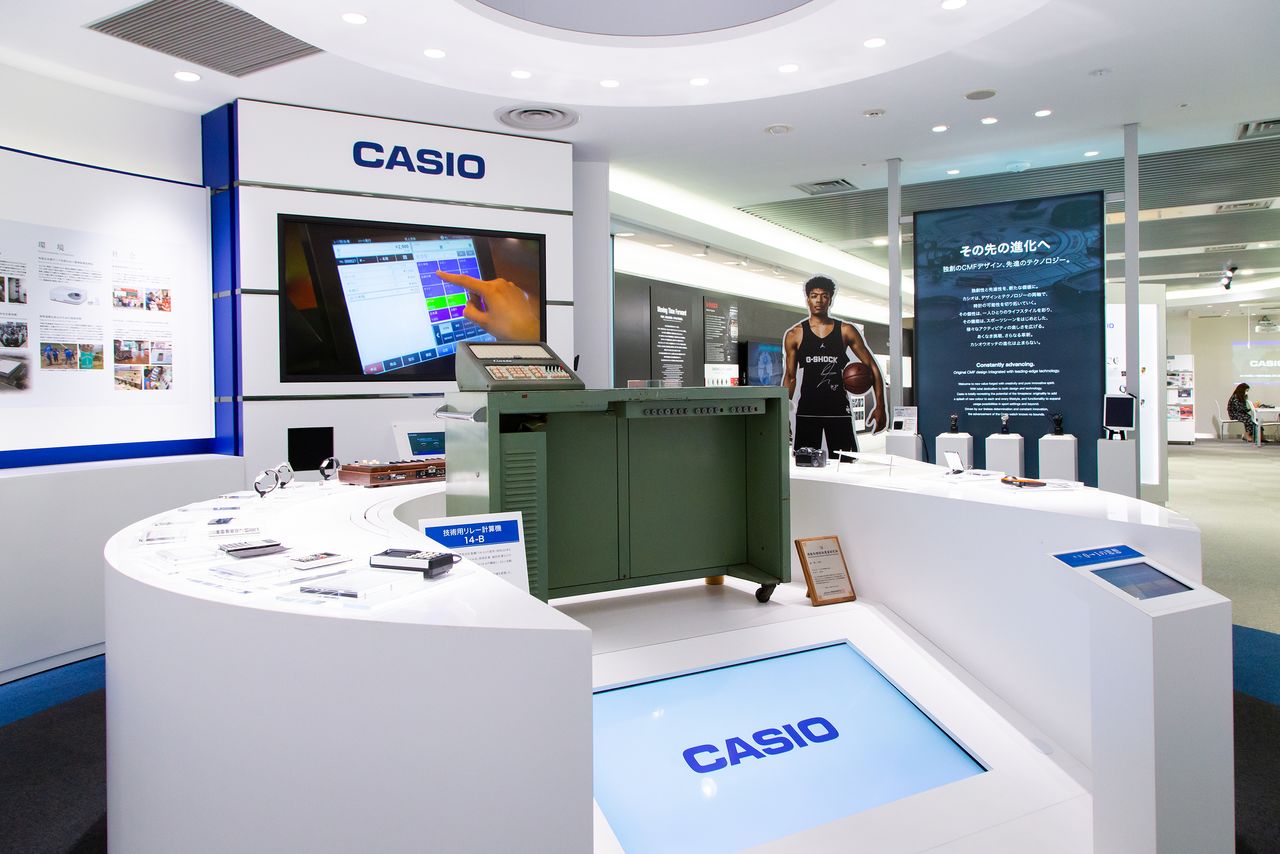 Casio a été fondée en 1946 par les quatre frères Kashio. La salle d'exposition du bâtiment du siège social présente la G-SHOCK et d'autres produits phares de l'histoire de l'entreprise, dont la calculatrice mécanique 14-B, lancée un an après la création de l'entreprise.