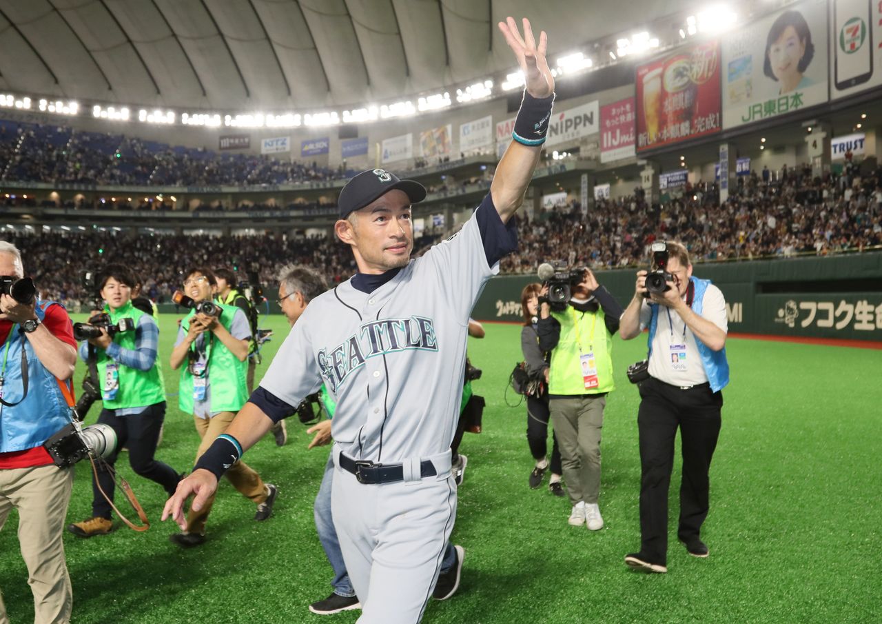 Suzuki Ichirô saluant une dernière fois les supporteurs de son équipe, les Mariners de Seattle, après un match contre les Athletics d'Oakland au Tokyo Dome, le 21 mars 2019. (Jiji press)