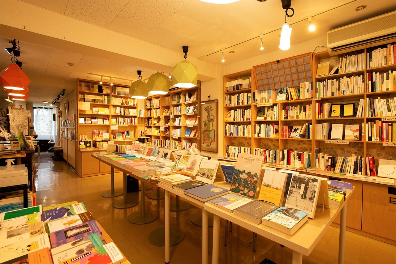 Les étagères sont bien remplies de romans, anthologies, essais, livres illustrés, BD, manuels de langue et magazines