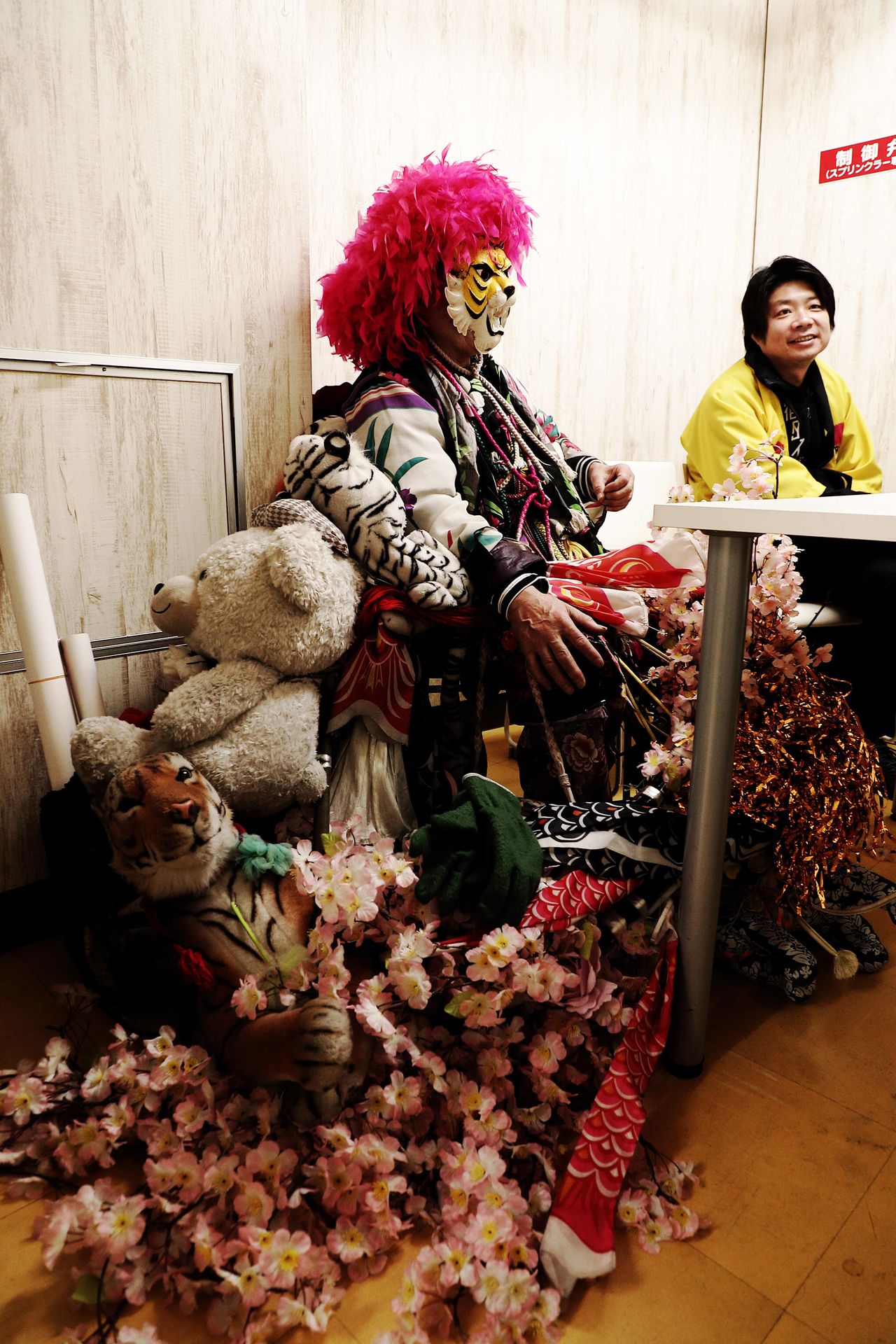 Shinjuku Tiger, son costume fait main et sa « famille » de peluches. 