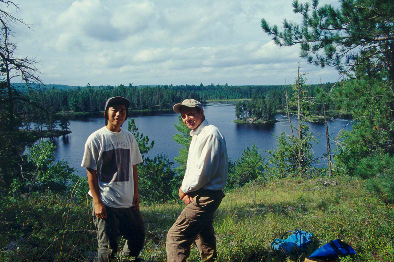 Pose avec Jim Brandenburg (à droite) au lac Discovery (1999).