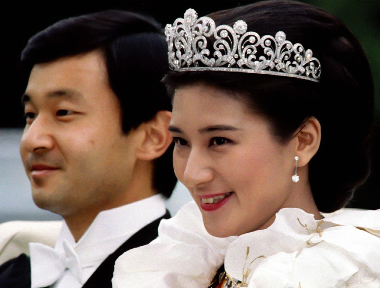 Naruhito et Masako, alors prince héritier et princesse héritière, en juin 1993, lors de leur défilé de mariage. (© Reuters)