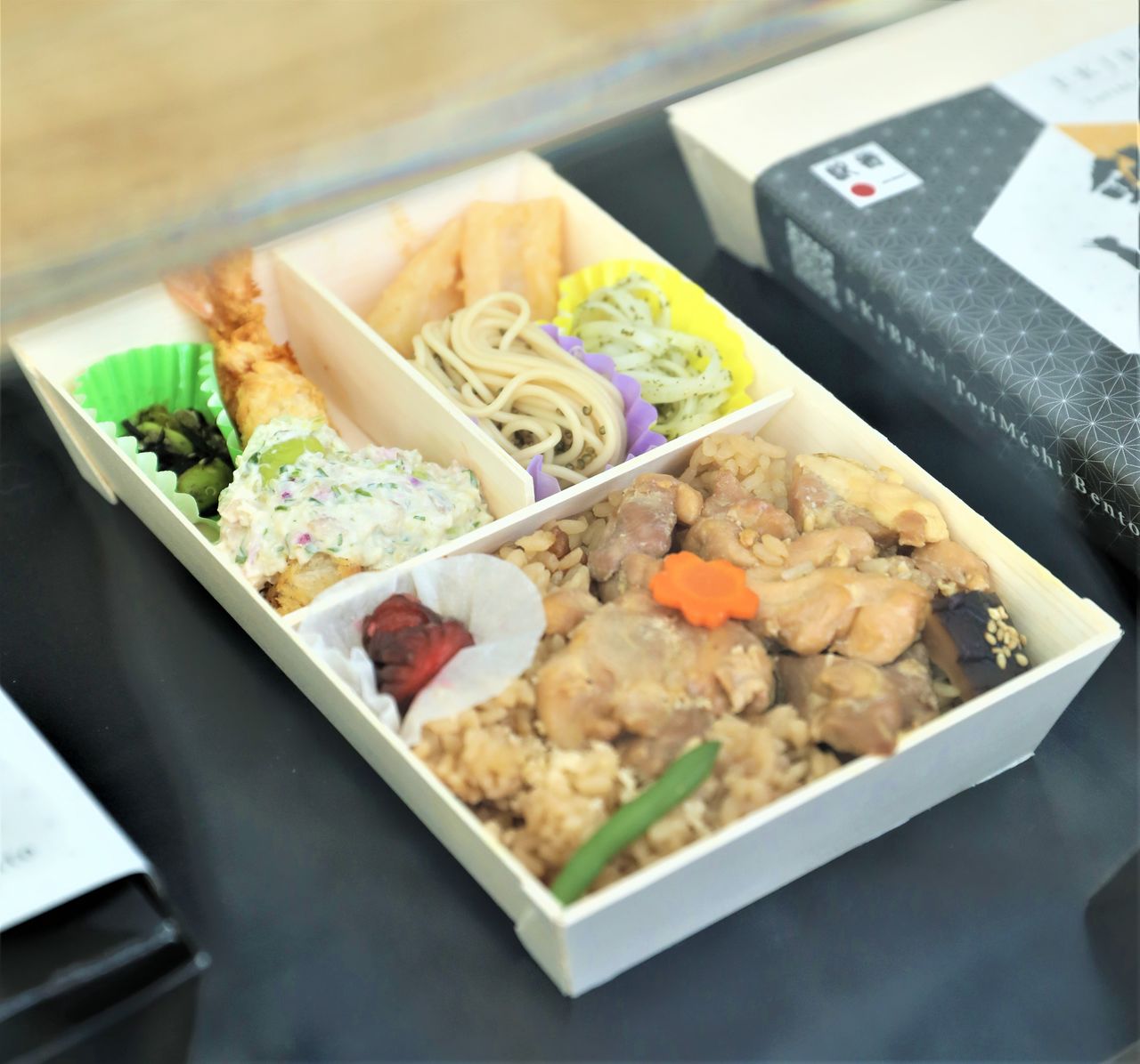 L'Akita bentô, qui offre un échantillon de la gastronomie d'Akita.