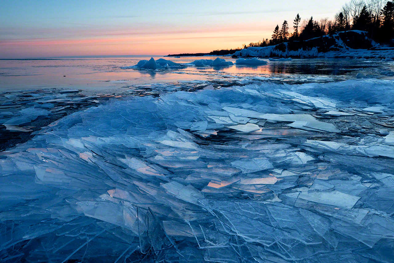 Un coucher de soleil au lac Sup&eacute;rieur. La glace fra&icirc;che de la nuit s&rsquo;empile sur la rive (2018). 