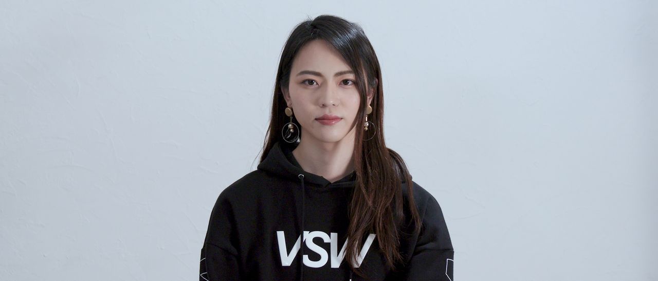 Sari Kaede interviewée pour le documentaire ©2021 Musuko no mama de, joshi ni naru / You decide