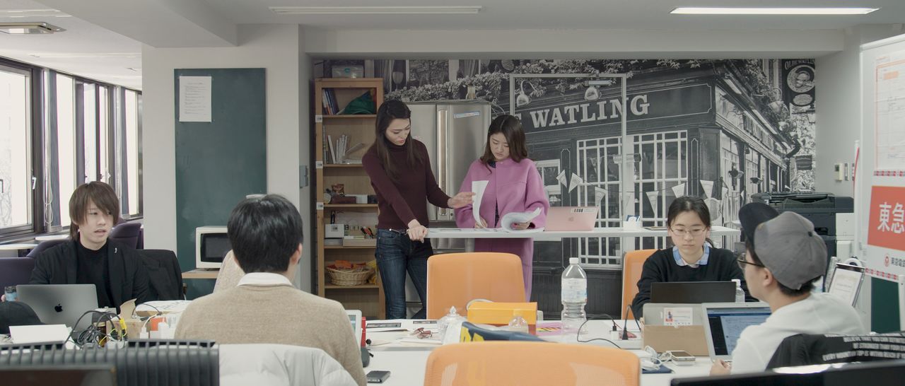 Sari Kaede a participé à la supervision d’une brochure pour JobRainbow, le plus important média de recherche d’emplois pour les LGBTQ du Japon. ©2021 Musuko no mama de, joshi ni naru / You decide