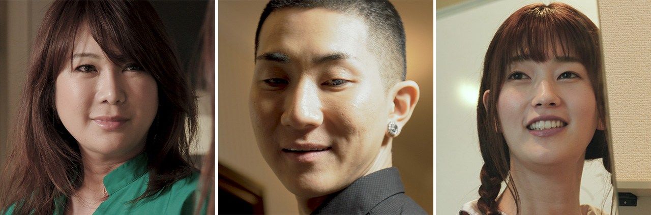 Haruna Ai (à gauche) a été la gagnante de Miss International Queen en 2009. Elle a donné à Kaede quelques conseils sur la façon de vivre dans l’avenir. Nishimura Kôdô (au centre) est maquilleur LGBT. Il a présente Steven Haynes à Kaede. Nishihara Satsuki (à droite) dirige Otome Juku, une organisation qui soutient les hommes qui veulent devenir des femmes. Elle a enseigné à Kaede le maquillage et d'autres compétences. ©2021 Musuko no mama de, joshi ni naru / You decide