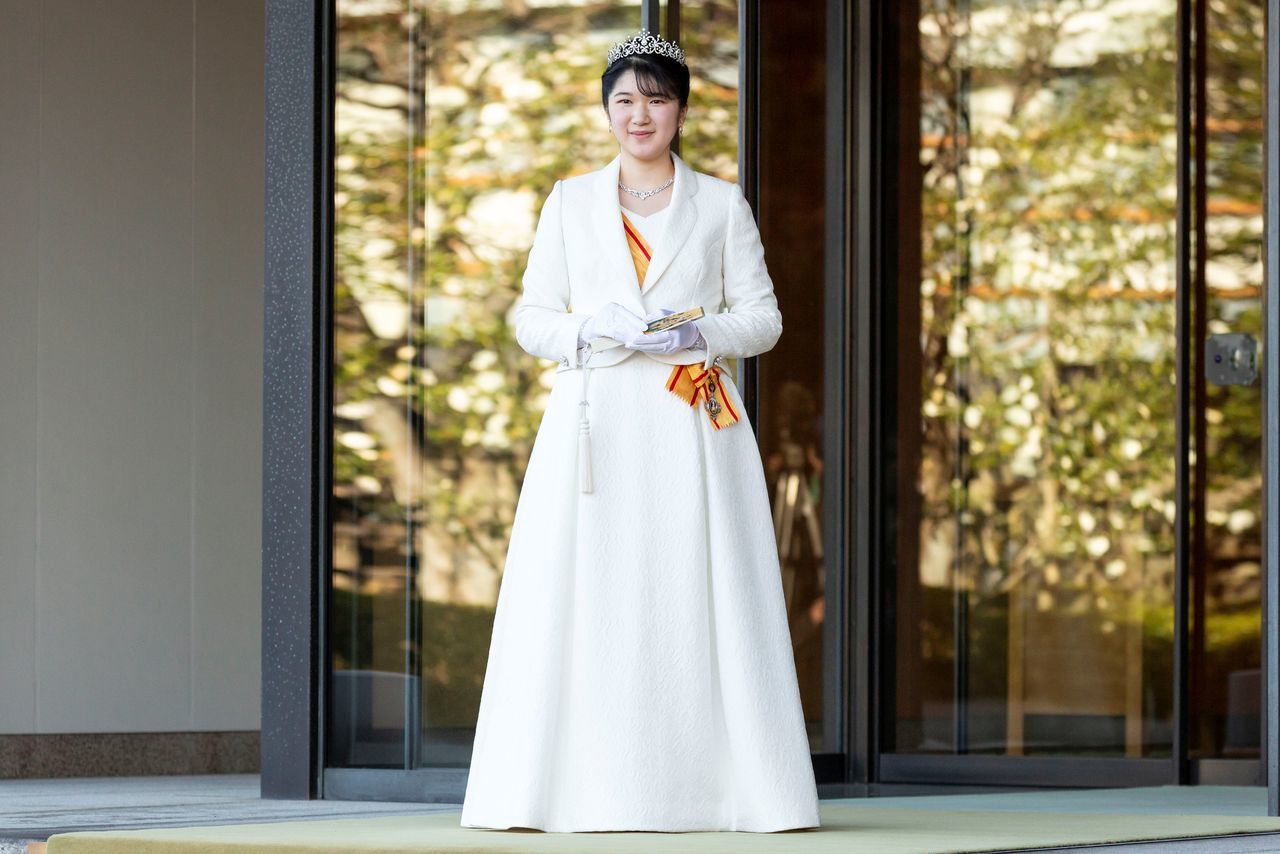 La princesse Aiko lors de sa cérémonie de passage à l'âge adulte, le dimanche 5 décembre, au palais impérial. Le diadème qu'elle porte est celui de sa tante Kuroda Sayako (Reuters).