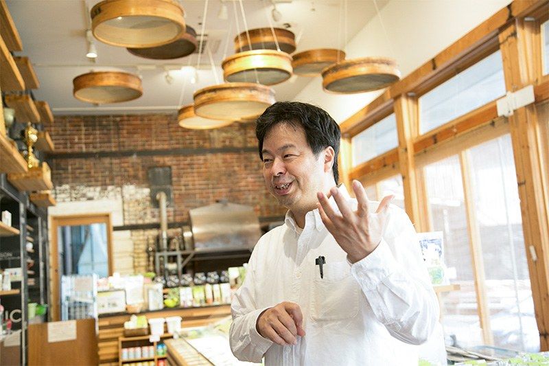 Suzuki Shigehiko, patron de l'entreprise productrice de thé vert Marushichi Seicha, parle avec passion des atouts de sa boutique Nanaya.