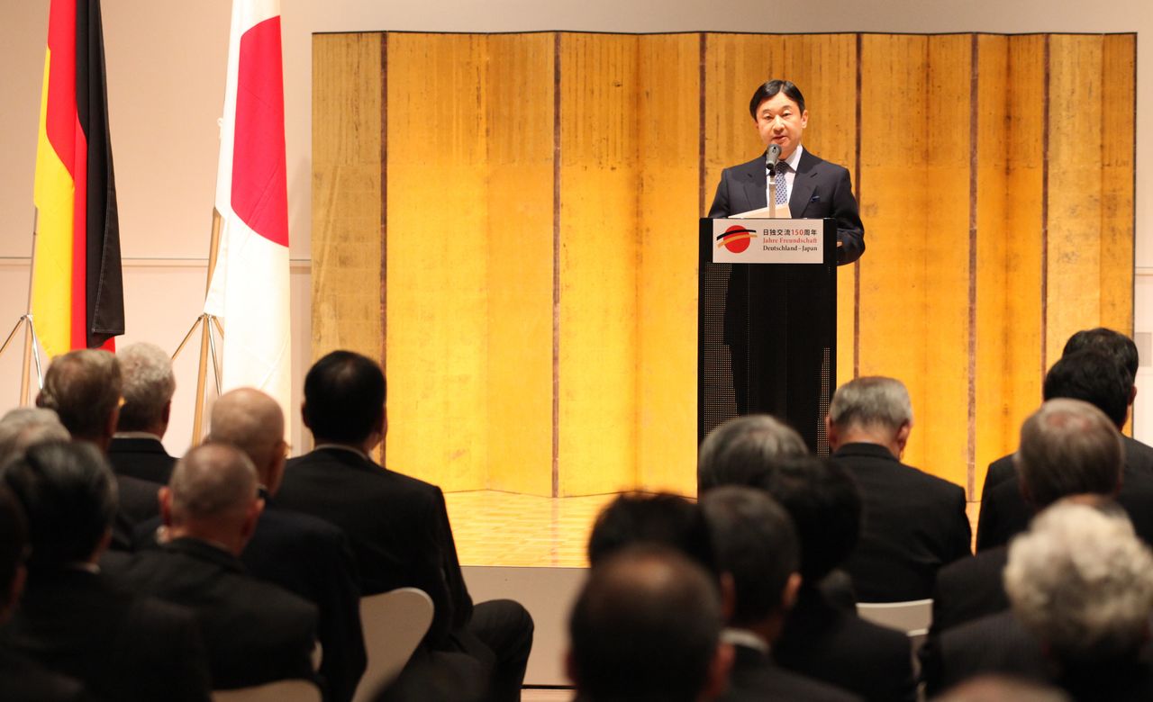 Naruhito, encore prince héritier à l’époque, prenant la parole lors d’une cérémonie commémorant le 150e anniversaire de la signature du traité d’amitié et de commerce entre le Japon et la Prusse, le 24 janvier 2011 (© Jiji).