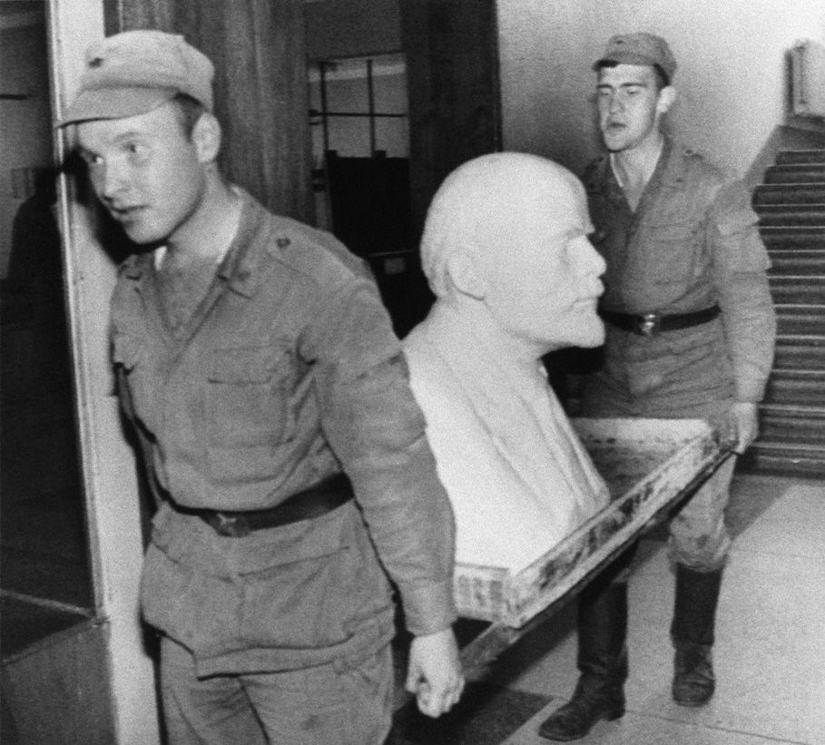 Deux soldats déménagent un buste de Lénine de la cellule du parti communiste intégrée à l’académie militaire soviétique. Moscou, le 25 août 1991. (Reuters/Kyodo)