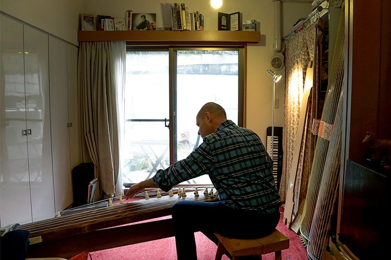 Une photo du grand maître de koto Tadao Sawai, aujourd’hui décédé, veille sur Patterson