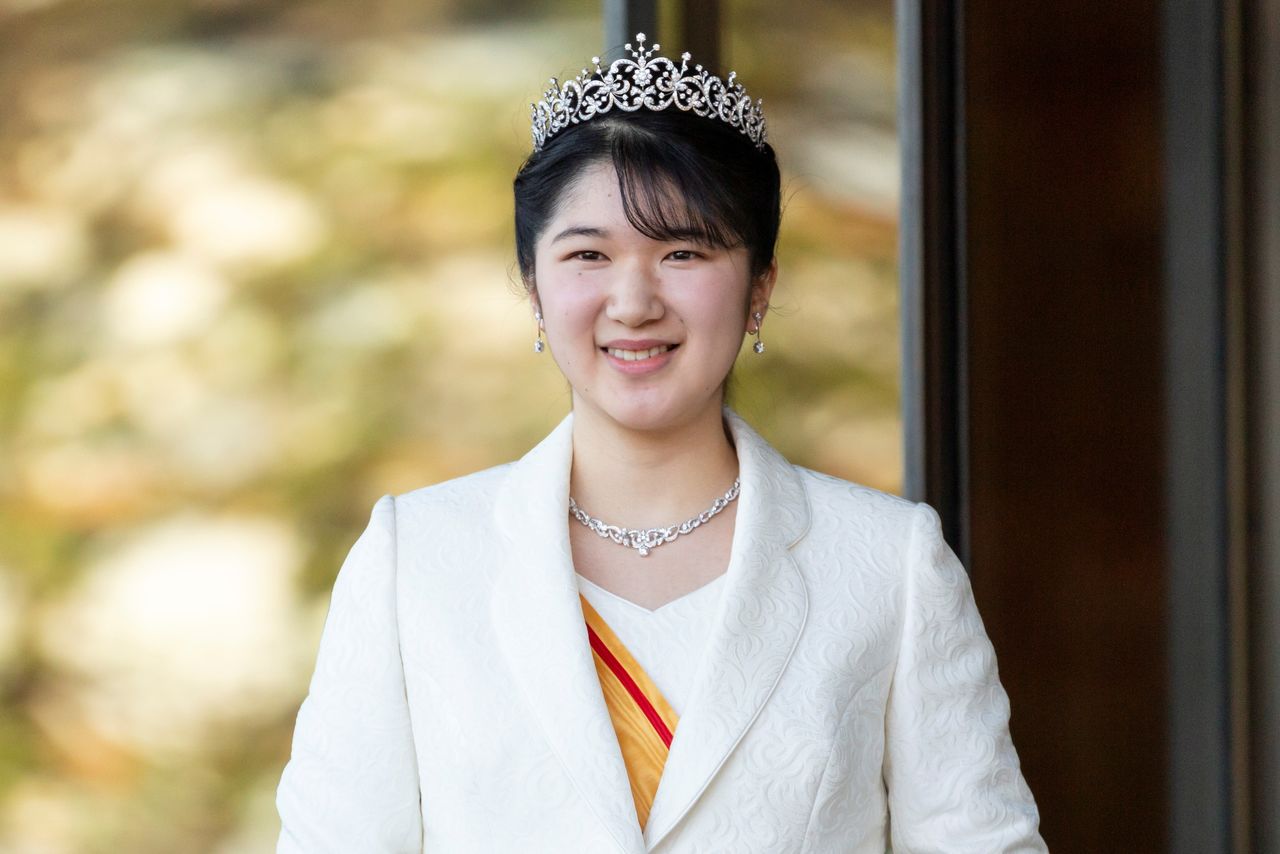 Le 5 décembre 2021, la princesse Aiko a célébré son entrée dans l’âge adulte. Pendant la cérémonie qui s’est tenue au palais impérial de Tokyo à cette occasion, elle a porté une tiare empruntée à sa tante Kuroda Sayako, sœur de l'empereur actuel Naruhito et princesse impériale jusqu’à son mariage en 2005. (Reuters)