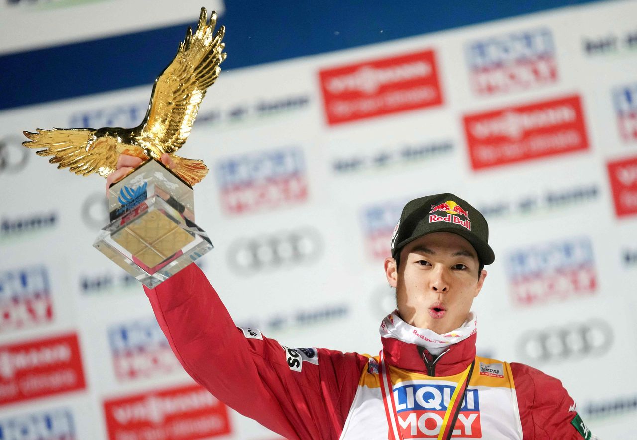 Kobayashi brandit son trophée après avoir remporté la Tournée des quatre tremplins, à Bischofshofen, en Autriche, le 6 janvier 2022 (AFP=Jiji Press)