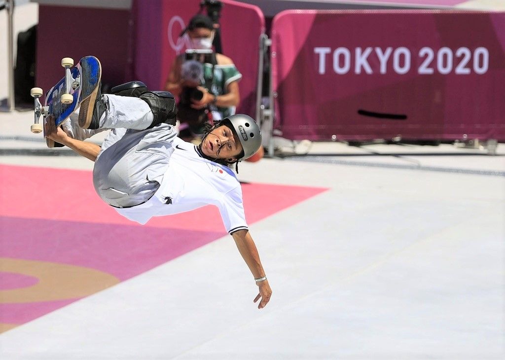Hirano concourant dans l'épreuve de skateboard aux Jeux Olympiques de Tokyo. Il n'est pas parvenu à se qualifier pour la finale (le 5 août 2021, à Ariake, Tokyo. Kyodo).