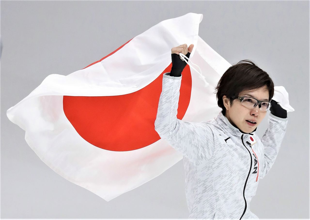 Une Japonaise remporte sa première médaille d'or en patinage de vitesse 500 m féminin aux Jeux olympiques de Pyeongchang ; Kodaira Nao a également remporté la médaille d'argent sur 1 000 m. Photo du 18 février 2018 (Jiji Press).