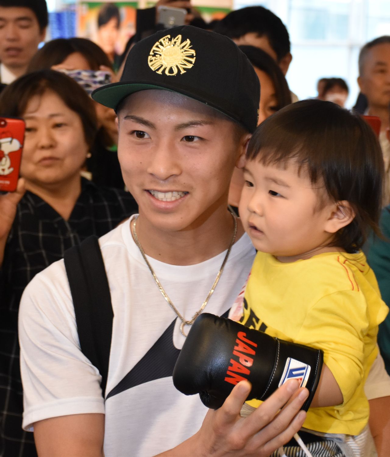 Inoue le 21 mai 2019 à l’aéroport de Haneda (Tokyo), à son retour de la demi-finale du tournoi WBSS  (Jiji Press).