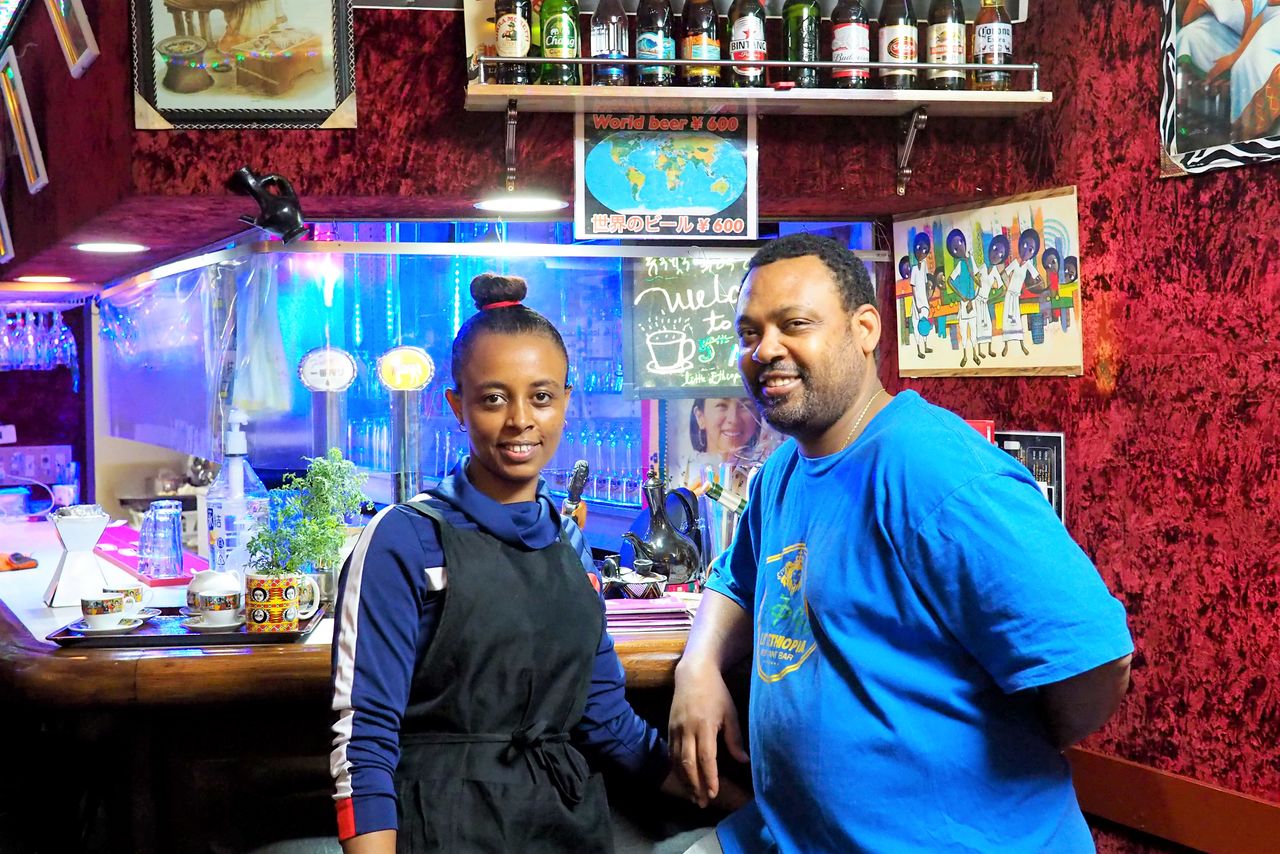 Au « Little Ethiopia », Mina règne en maitre sur la cuisine. Ephrem, son mari, la rejoint le soir, en sortant de son travail. Ils parlent couramment le japonais, l’un comme l’autre, et sont toujours ravis quand on leur pose des questions sur la gastronomie de leur pays. 