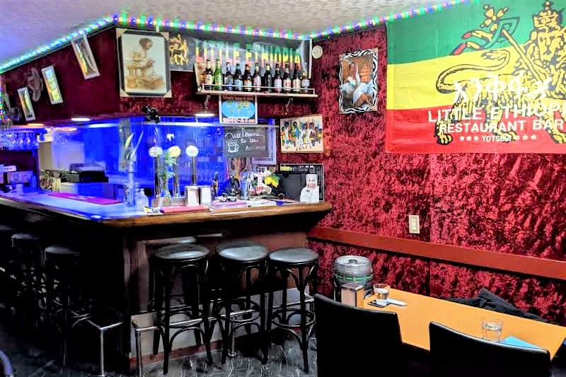 L’intérieur du restaurant éthiopien de Yotsugi « Little Ethiopia », avec son bar (à gauche)