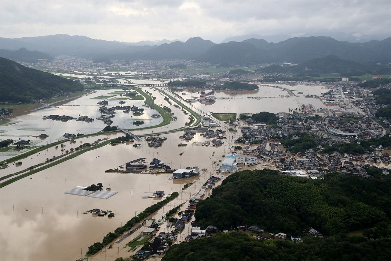 La gare de Kitagata (au premier plan), des rizières et des zones résidentielles inondées à Takeo dans la préfecture de Saga, le 28 août 2019. (© Jiji)