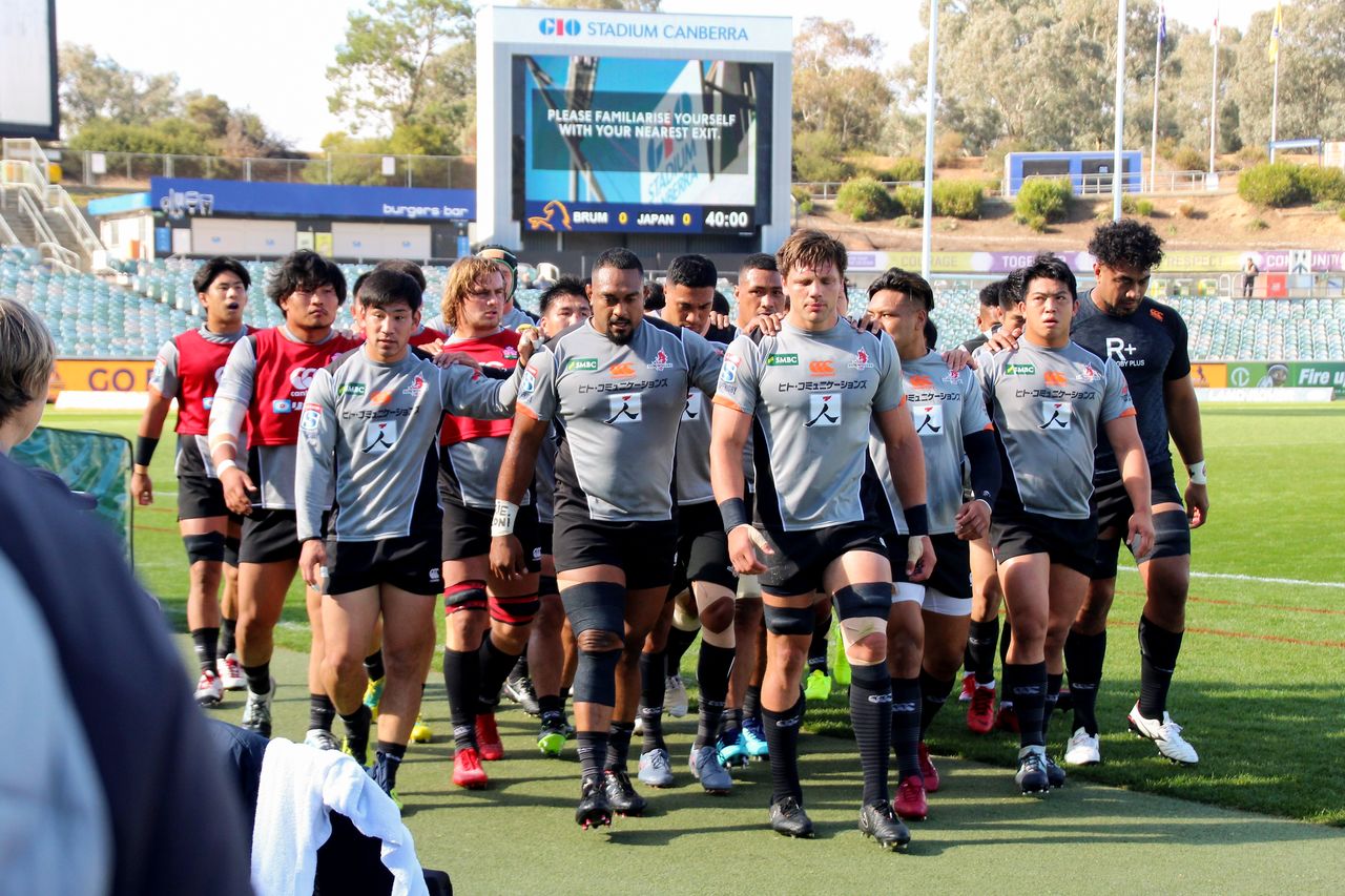 La « meute des loups » (wolf pack), le groupe de joueurs de la sélection japonaise qui a participé aux matchs de préparation de la Coupe du monde de rugby 2019.  Avec au premier rang à droite, Pieter Labuschagne et au centre, Michael Leitch, le capitaine de l’équipe nippone. (Jiji Press)