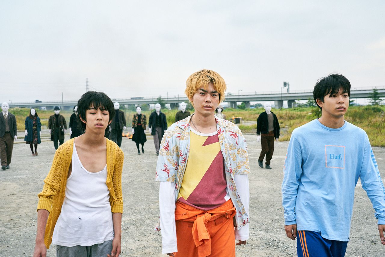 Le trio du film Tarô no Baka. De gauche à droite : YOSHI dans le rôle de Tarô, Suda Masaki dans celui d’Eiji, Nakano Taiga dans celui de Sugio. © 2019 Comité de production Tarô no Baka 