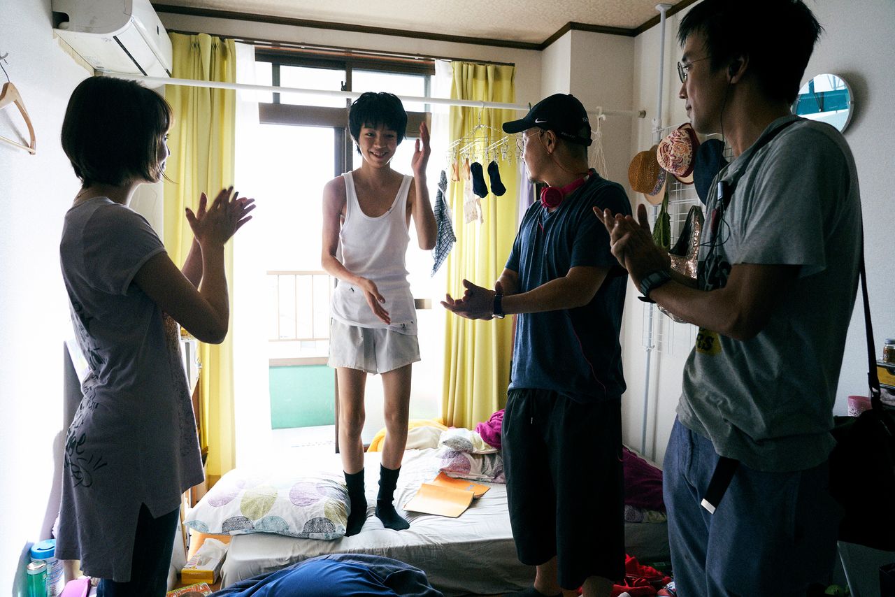 Yoshi (au milieu), écoutant les directives d'Ômori Tatsushi à sa gauche. Cet endroit a été le lieu de résidence du jeune acteur durant tout le tournage © 2019 Comité de production Tarô no baka